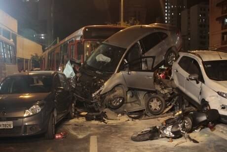 Engavetamento em Recife envolveu 11 veículos que ficaram amontoados uns sobre os outros