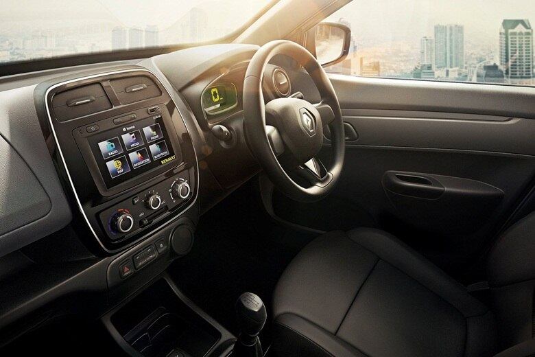 A Renault afirma que o espaço interno do Kwid está no topo da categoria e que há espaço com conforto para cinco pessoas