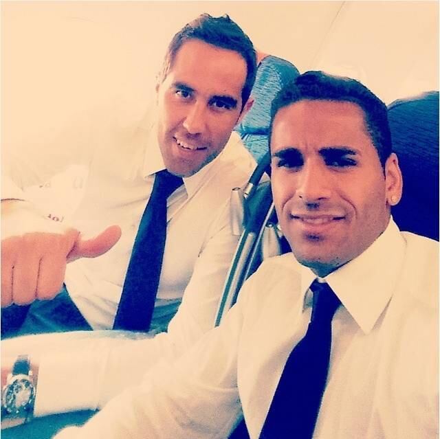 9— Douglas não é o único que fez um ano de Barcelona "ganhando tudo". Parceiro de várias selfies, o chileno Bravo também não foi listado pela UEFA como campeão da Champions. Mas, pela foto que eles tiraram juntos, eles parecem muito preocupados com isso, não? Manda mais título, que está pouco!