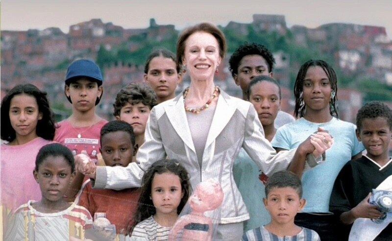 2. Quanto vale ou é por quilo?: o filme faz uma analogia entre o antigo comércio de escravos e a exploração da miséria pelo marketing social, além de apontar para uma reflexão sobre o excesso de consumo, explica Botan. "A produção amplia o debate sobre a questão dos direitos humanos e os locais de pertencimento da cultura brasileira e suas influências, estimulando o senso crítico para os alunos analisarem questões da área de ciências humanas e sociais aplicadas ou desenvolverem redações e respostas dissertativas", esclarece. Outro ponto destacado pelo professor, é que o filme pode ser importante para o estudante construir repertório para a leitura de obras de Machado de Assis cobradas nos vestibulares, como Quincas Borba (Fuvest) ou Bons dias (Unicamp)