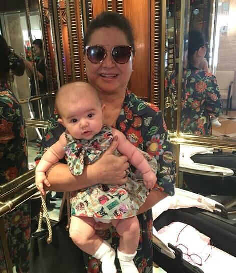 Ela avisou sobre o assunto no Instagram. "Ser avó é ser mãe duas vezes! É maravilhoso demais! Nesses quatro meses fiquei em São Paulo ajudando minha filha e cuidando dela e da Zoe, já que neste momento, esse início é muito delicado", começou dona Kika, que tem mais dois filhos, Karina Sato e Karin Sato