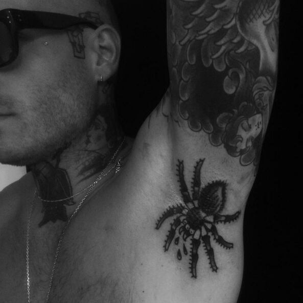 Mateus Verdelho já perdeu as contas de quantas tatuagens tem. Em recente conversa com o R7, o modelo e DJ afirmou que em seu corpo ainda há espaço suficiente para fazer mais algumas dúzias deles. E foi na axila que Mateus desenhou uma aranha, surpreendendo até os seus fãs

