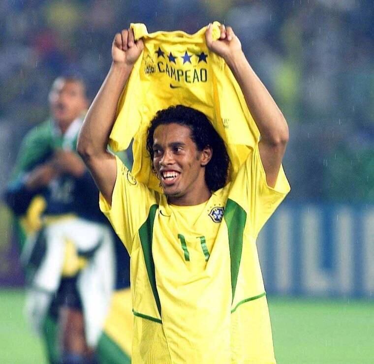 Ronaldinho Gaúcho defendia o Paris Saint-Germain e na Copa do Mundo de 2002 se firmou como craque internacional. Fez dois gols e decidiu as quartas de final contra a Inglaterra