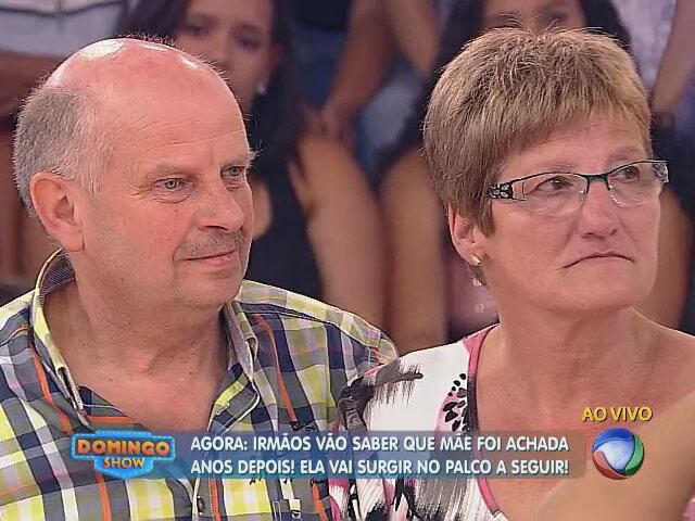 De acordo com os pais adotivos holandeses, as crianças foram encontradas bem fraquinhas e desnutridas em um orfanato da capital. Logo, suspeitaram de que elas passavam fome e optaram pela adoção. De acordo com Cornelius, eles mal tinham forças na perna e Gislaine tinha meningite e apresentava um problema nos olhos, que foi tratado em 7 cirurgias realizadas na Holanda


+ Emoção no Domingo Show! Após 20 anos, jovens adotados por europeus encontram a família biológica

+ Aproveite e confira as matérias do programa Domingo Show

+ Já curtiu a página do Domingo Show no Facebook? É só clicar!

+ Siga o Domingo Show no Twitter e receba conteúdos exclusivos!
