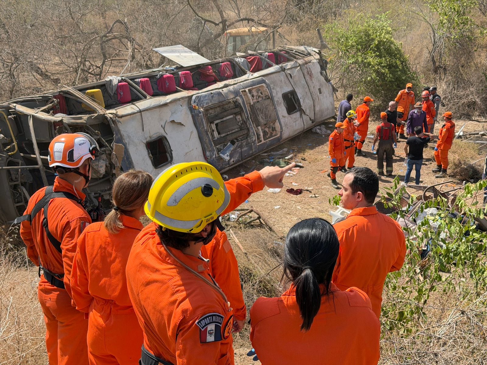 Bombeiros avaliam local do acidente com ônibus tombado
