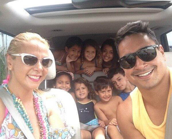 Quanto animação, hein, Carla Perez?! A apresentadora publicou uma foto em seu perfil do Instagram, neste domingo (25), em que ela aparece ao lado do marido, Xandy, levando seus sobrinhos para a praia.

— Domingão! E todos querem ir para a praia com a titia e com o titio \0/ #love #sunday #sun #beach #squarefx

Entre as crianças, estavam os dois filhos do casal: Camilly Victória e Victor