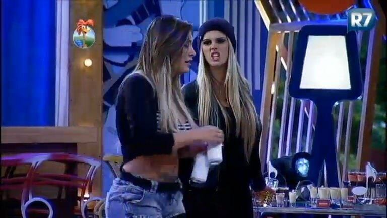 Beber demais
Alguns ex-peões achavam engraçado a bebedeira de Bárbara nas festas e riam com situações como quando a modelo levou um tombo da cama por conta disso. Contudo, Marcos Oliver ficava incomodado com as brigas que ela arranjava por causa do álcool, como a vez em que chamou Andressa de vagabunda. Para o peão, Bárbara "bebia demais"


