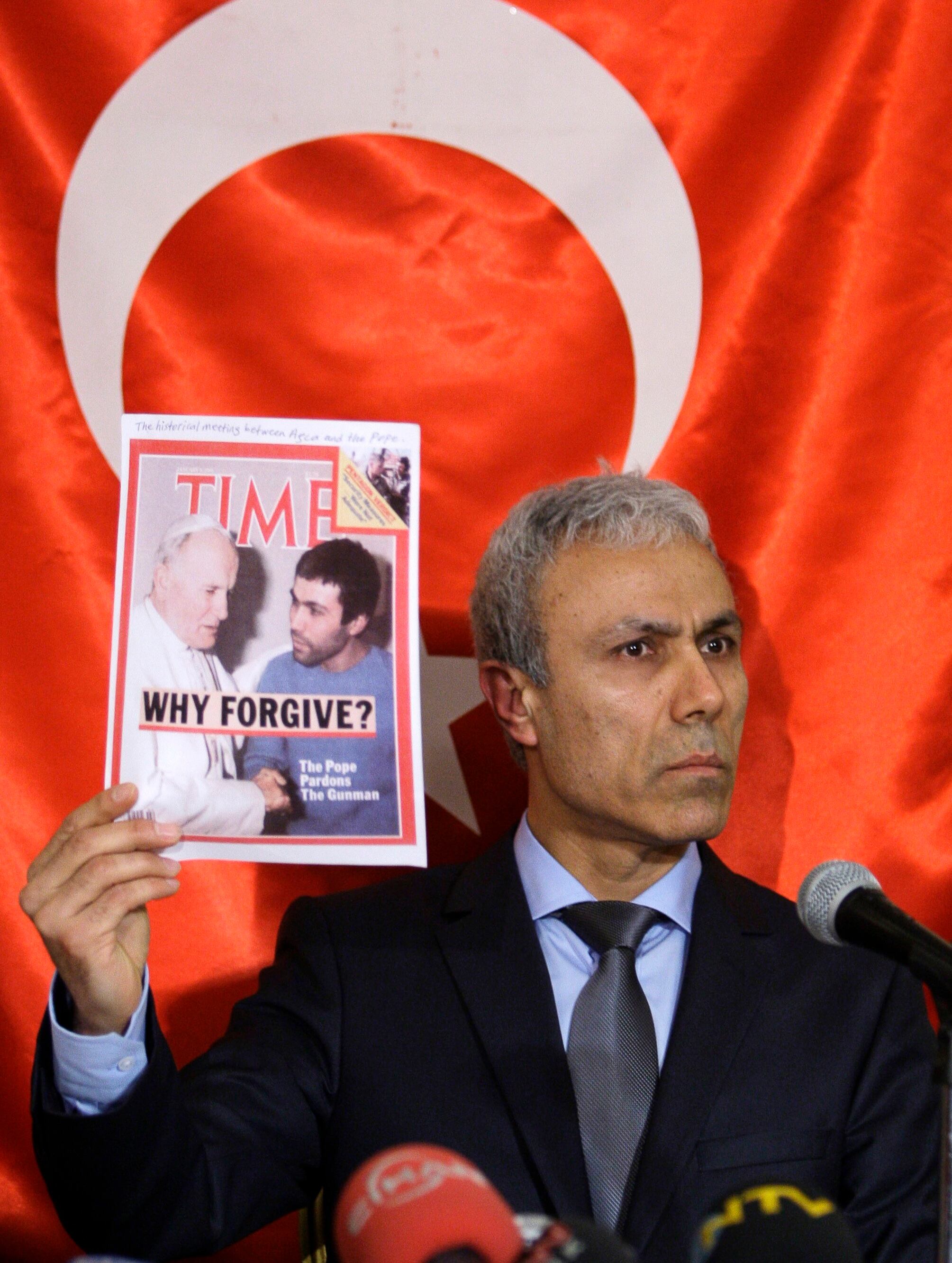 O turco Mehmet Ali Agca exibe uma revista que estampou na capa o perdão do papa João Paulo 2º