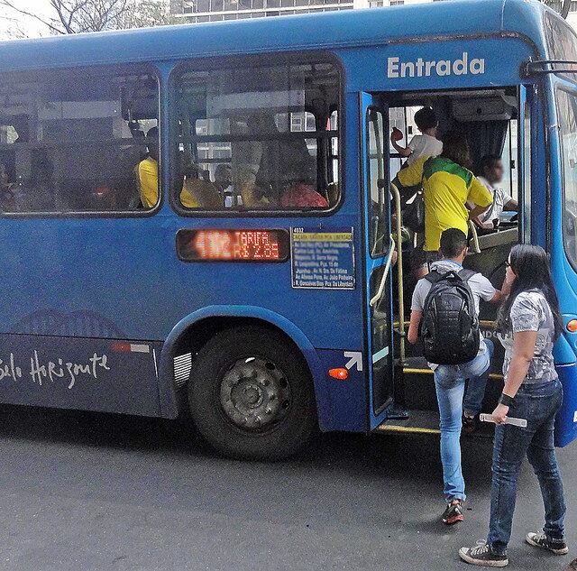 Estudantes têm direito de pagar meia passagem