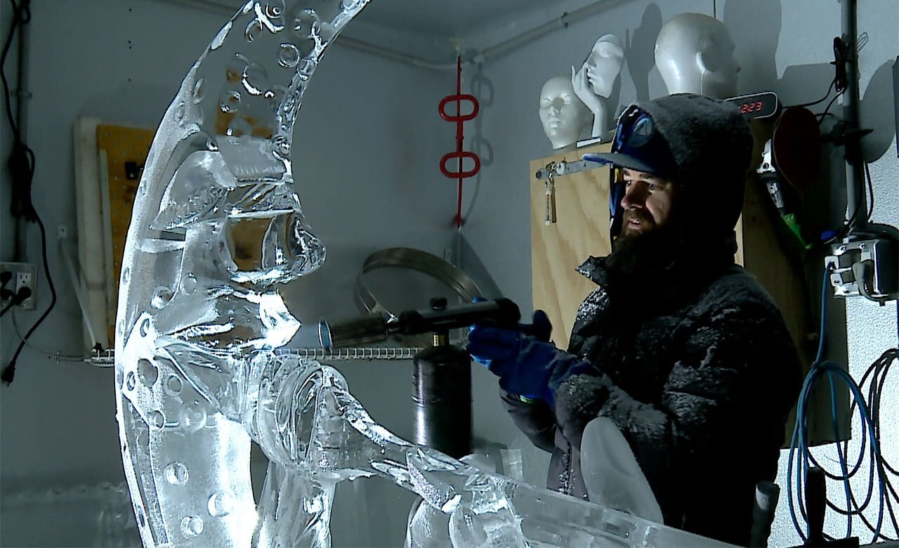 Ben Rand, que trabalha em seu freezer em Jupiter Farms, conquistou recentemente a medalha de ouro nas Olimpíadas Culturais deste ano em Milão, competindo contra 24 escultores de 16 países diferentes