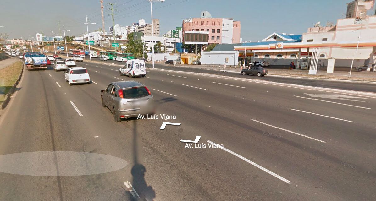 Estudantes interditam uma das vias da principal Avenida de Salvador
