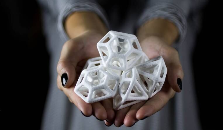 A empresa promete a impressora nas lojas ao final de 2014, com um preço a partir de R$ 23,4 mil (seis mil libras)