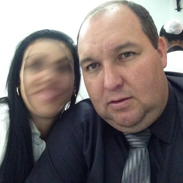 Jainer
Navas decidiu estudar direito depois de ter sido preso pelo envolvimento com
drogas. Ele se orgulhava de ter custeado os estudos para se tornar advogado
vendendo bandeirinhas e camisetas de times de futebol em semáforos. Até o fim
da tarde, nenhum suspeito do crime tinha sido preso
Conheça o R7 Play e assista a todos os programas da Record na íntegra!