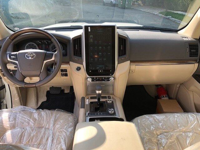 Interior tem estilo quadrado e sisudo mas é bem equipado com destaque para a multimídia