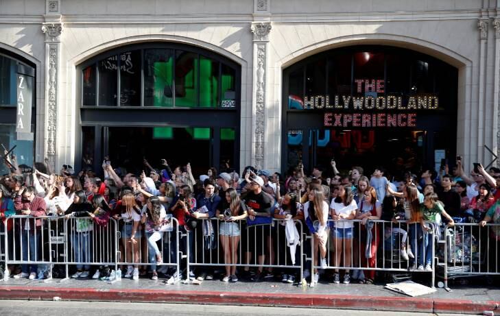 Fãs reunidos antes de estreia de filme do Homem-Aranha em Los Angeles