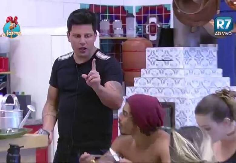 R7: Em algum momento você se arrependeu de ter tocado o sino e
desistido de A Fazenda? 


Thiago Servo: Eu não quero parecer arrogante mas se eu continuasse eu iria
muito bem no jogo porque, analisando depois, eu estava muito forte, o que eu
sentia é que eu erra muito firme e a galera tinha um pouco de medo, faltava
alguém assim como eu, por isso eu me arrependi um pouco, e pela Ana Paula eu me
arrependi totalmente

+ Rebeca Gusmão vence Rayanne Morais e leva o prêmio extra de R$20 mil de A Fazenda 8
+ JP Mantovani diz o que achou sobre Luka acordar Douglas no dia do ofurô: "Uma dose de trairol"
+ Começou a lavagem de roupa suja de A Fazenda 8, veja as primeiras respostas de Douglas e Minerato
+ Veja fotos dos bastidores da grande final de A Fazenda 8
+ Veja as expressões de Ana Paula Minerato, vice-campeã de A Fazenda 8
+ Douglas Sampaio é o campeão de A Fazenda 8. Relembre a participação do vencedor
+ Ana Paula Minerato é vice-campeã de A Fazenda 8. Veja como foi a participação da peoa no reality show
+ Luka Ribeiro é o terceiro colocado de A Fazenda. Relembre a trajetória do ator
+ “Tem participante que vai colher frutos muito ruins aqui fora”, crava JP Mantovani
+ Douglas leva tapa na cara de Mara Maravilha, cai no choro e afirma: "Ela não merece um pingo de respeito"
