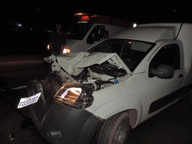 Frente co carro ficou completamente destruída