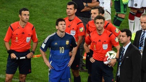 Messi lamenta a derrota por 1 a 0 para a Alemanha na final