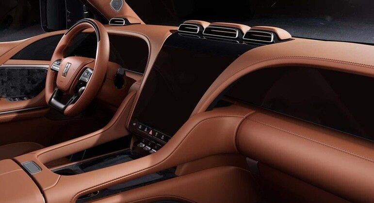 Interior conta com três grandes telas