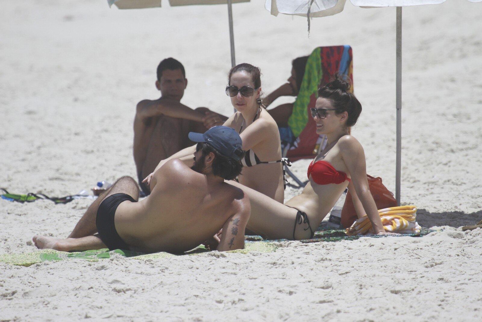 Atriz aproveitou um dia de folga para curtir uma praia com os amigos