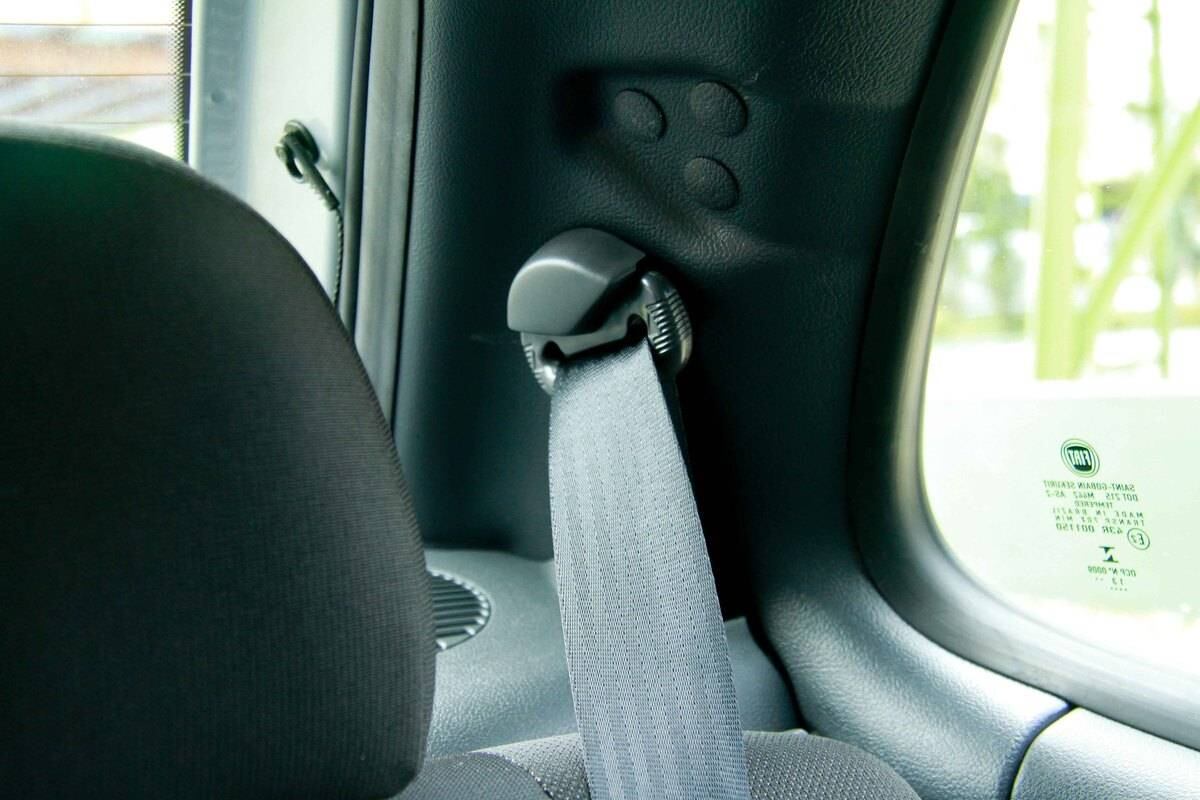 O novo Palio Fire, porém, não passou impune pelo processo de barateamento. Os vidros traseiros, antes basculantes, se tornaram fixos, com tampas ocultando o mecanismo de abertura... Leia a avaliação completa

Saiba tudo sobre carros! Acesse R7.com/carros
E confira os melhores preços de novos e usados em r7.icarros.com.br