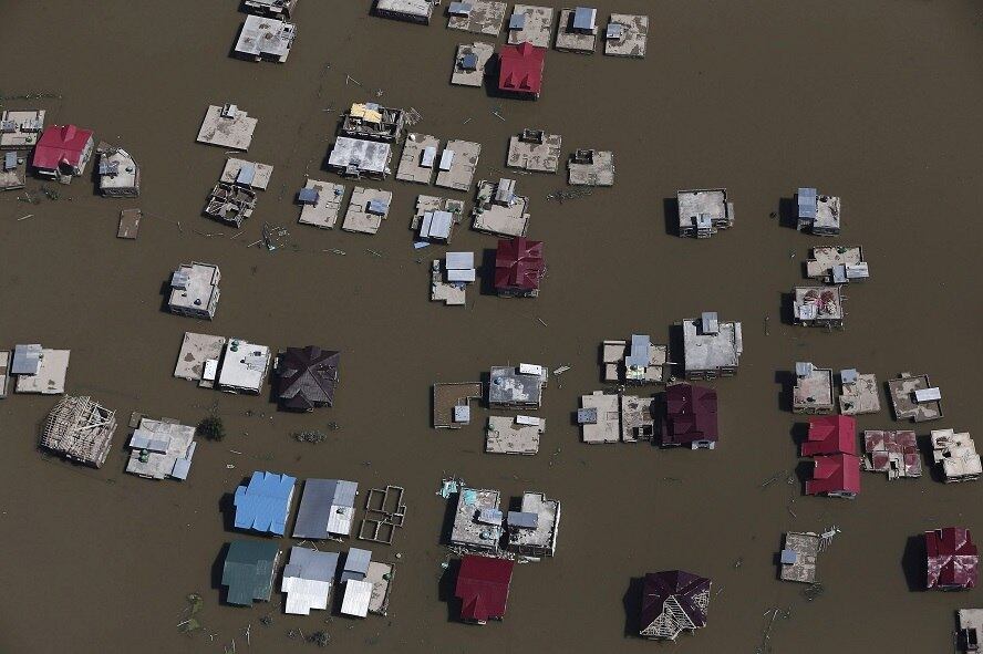 Uma vista aérea mostra as casas inundadas na região da Caxemira, nesta quinta-feira (11). 

As autoridades afirmaram que já recolheram centenas de corpos de mulheres e crianças boiando. Essas foram as piores chuvas que já atingiram a região em 50 anos 