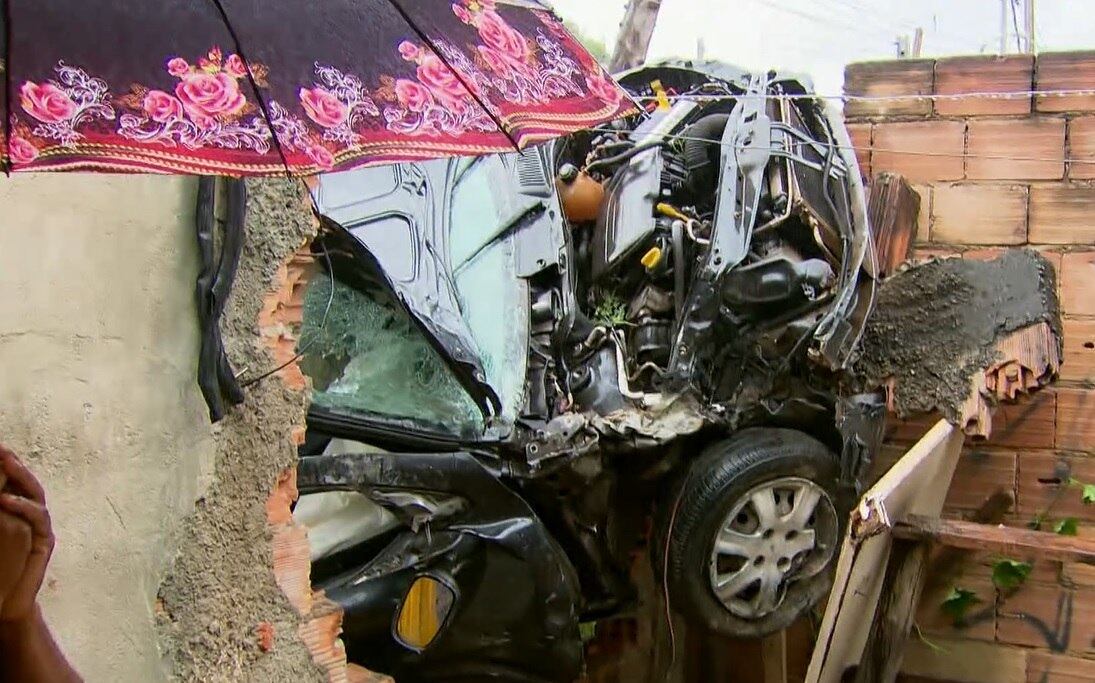 Carro invadiu imóvel e danificou muro