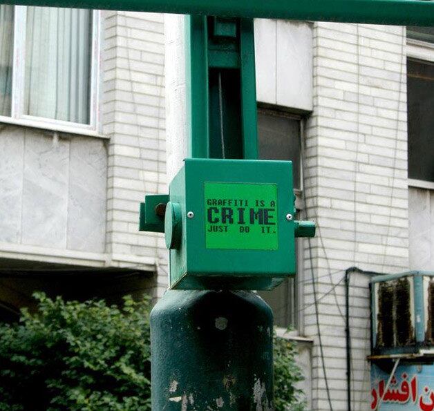 "Eu escondo minha identidade por motivos de segurança. De acordo com as leis municipais iranianas, escrever em paredes ou divulgar publicidade sem permissão oficial é crime". Ele garante que seu objetivo não é causar mais confusão, mas que sua arte é para gerar a paz. 

"Grafite é crime. Faça isso", divulgou Black Hand 