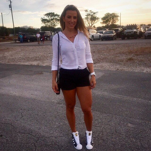 Camila adora moda e exibe diversos looks nas redes 