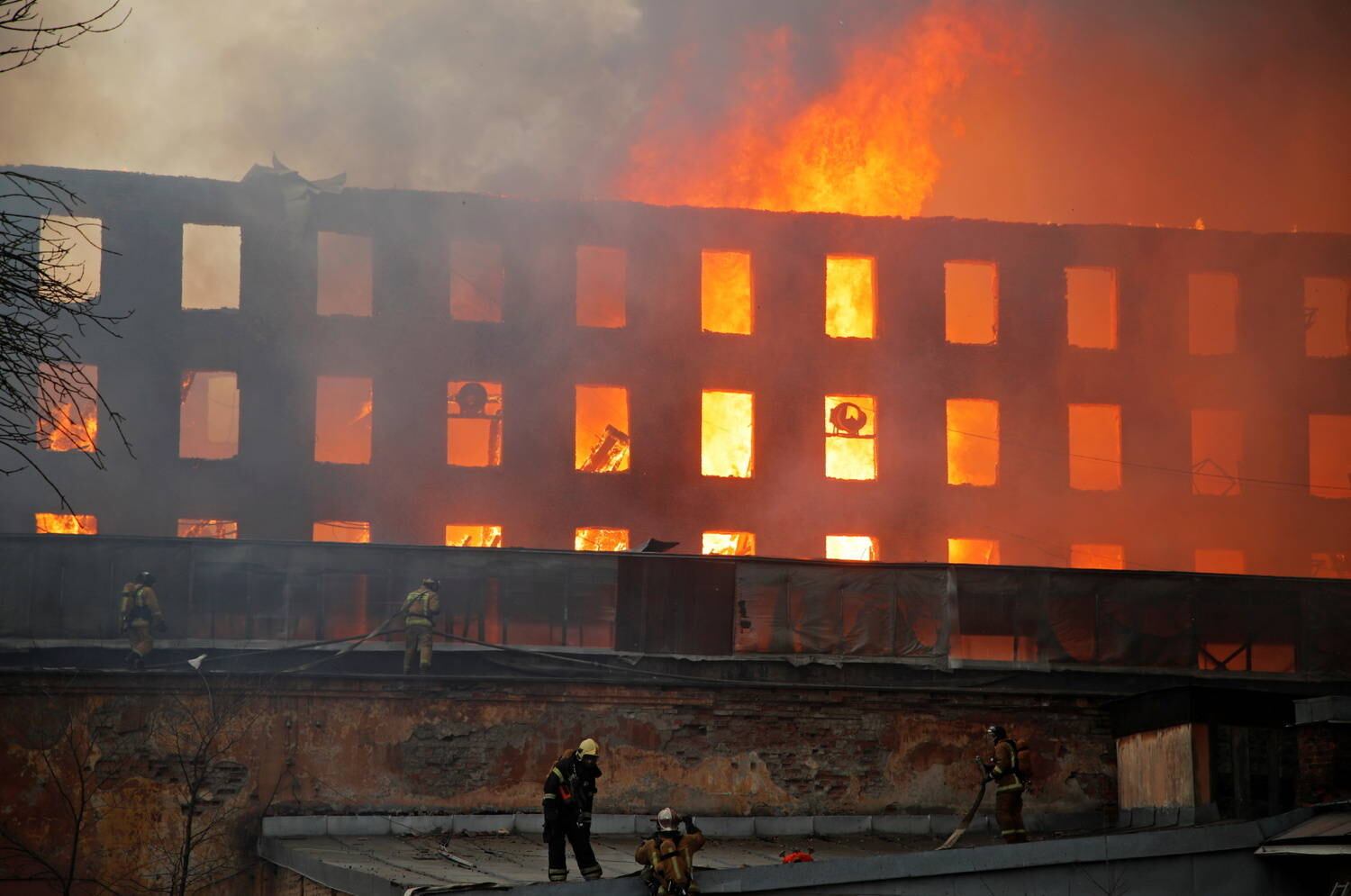 Ainda não há informações sobre a origem do incêndio, que os bombeiros continuam a combater e que afetou mais de 10.000 m² da "Fábrica Nevski", um grande complexo em tijolos vermelhos, parte do qual ainda é usado para fins industriais