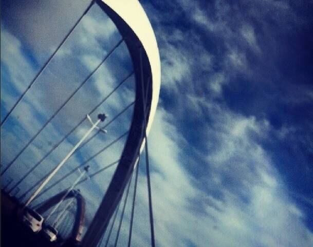 Para comemorar os 54 anos de Brasília, o R7 DF preparou uma série de fotos que mostram a cidade sob ângulos diferentes dos quais costumam aparecer em imagens já feitas. Nas fotos locais como a Torre de TV, o Parque da Cidade e a ponte JK, em cliques feitos por fotógrafos amadores, em novas perspectivas.
Nesta imagem, a ponte JK pode ser vista praticamente em movimento. A ponte foi inaugurada em 2012 e é a única do Brasil com monitoramento 24 horas. Veja aqui como é a ponte por dentro
Texto: Fred Leão


