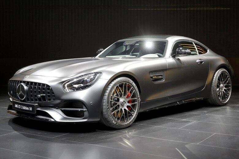 O Mercedes-AMG GT ganhou novidades estéticas e na parte mecânica teve o acréscimo de 14 cavalos
