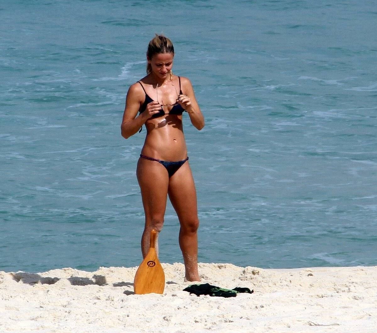 Com um biquíni pequeno, Fernanda mostrou que está com tudo no lugar 