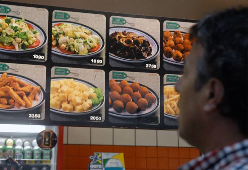 Comer fora de casa já virou hábito entre os brasileiros. Alimentar-se na rua ficou 10,07% mais caro no ano passado. As maiores altas foram registradas em Recife (PE) e em Curitiba (PR), com preços 11,54% e 12,33% mais caros, respectivamente