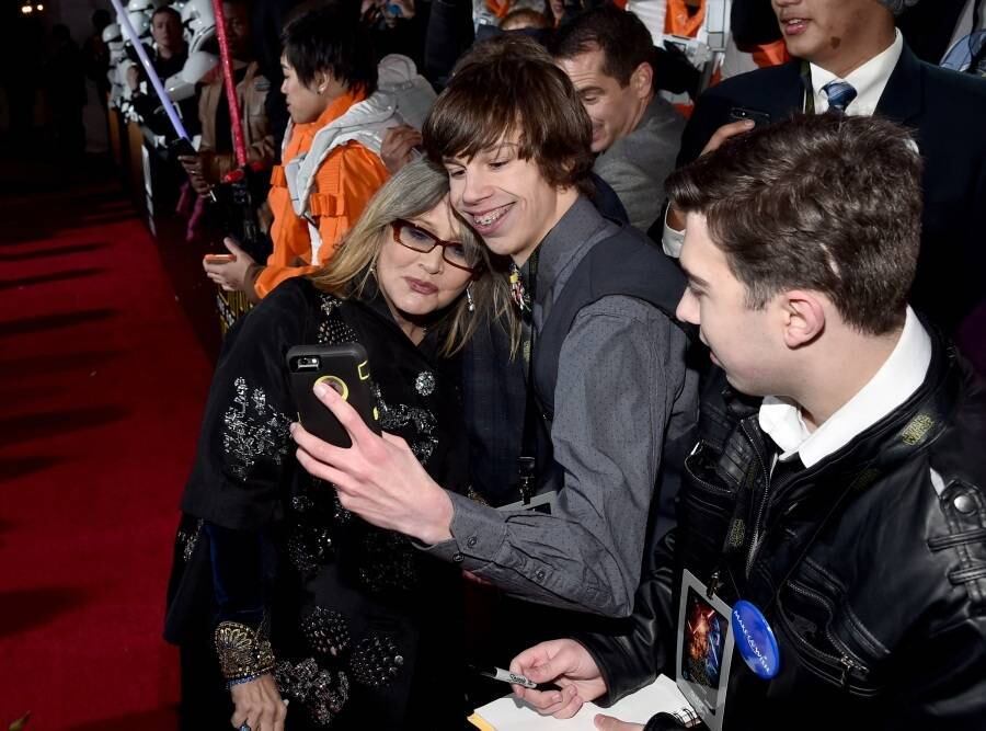 Falando em Princesa Leia, olha a incrível Carrie Fisher tirando selfies com os fãs. No filme, ela volta a viver a famosa personagem