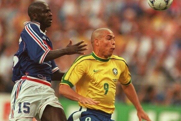 1998 - Brasil x França - Brasil bicampeão
A memória do brasileiro seria outra sobre a final de 1998. Se na realidade Ronaldo teve uma final apagada e Zidane marcou dois gols na partida, no mundo invertido o camisa 9 deixa sua marca duas vezes, é campeão e leva o Brasil ao bicampeonato mundial