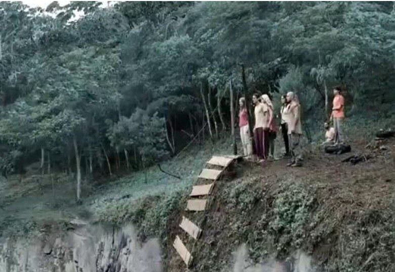 As cordas que ligavam um penhasco no outro se perderam quando Malena salvou Dogui. O dois corpos pesaram demais para a estrutura da velha ponte na qual as cordas estavam e o grupo ficou separado em um penhasco enquanto apenas uma pessoa aguardava do outro lado