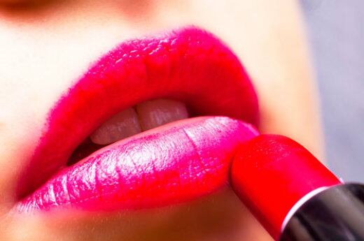 O dispositivo pode ainda trazer alguns efeitos colaterais. Caso seja sugado com muita força, os lábios podem ficar marcados