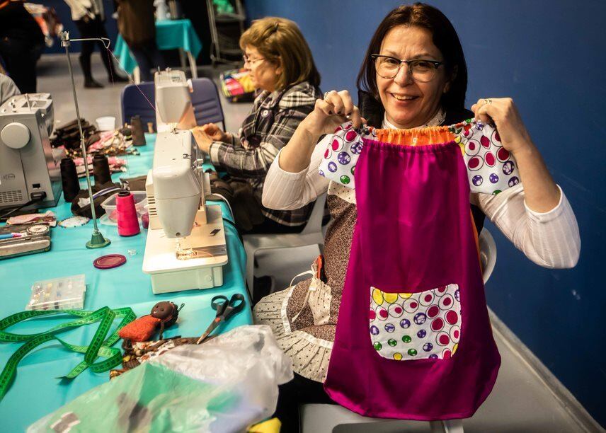 As voluntárias também confeccionam vestidos, com o mesmo tecido usado para a roupa das bonecas, que são enviados acompanhados de calcinhas para as garotas africanas