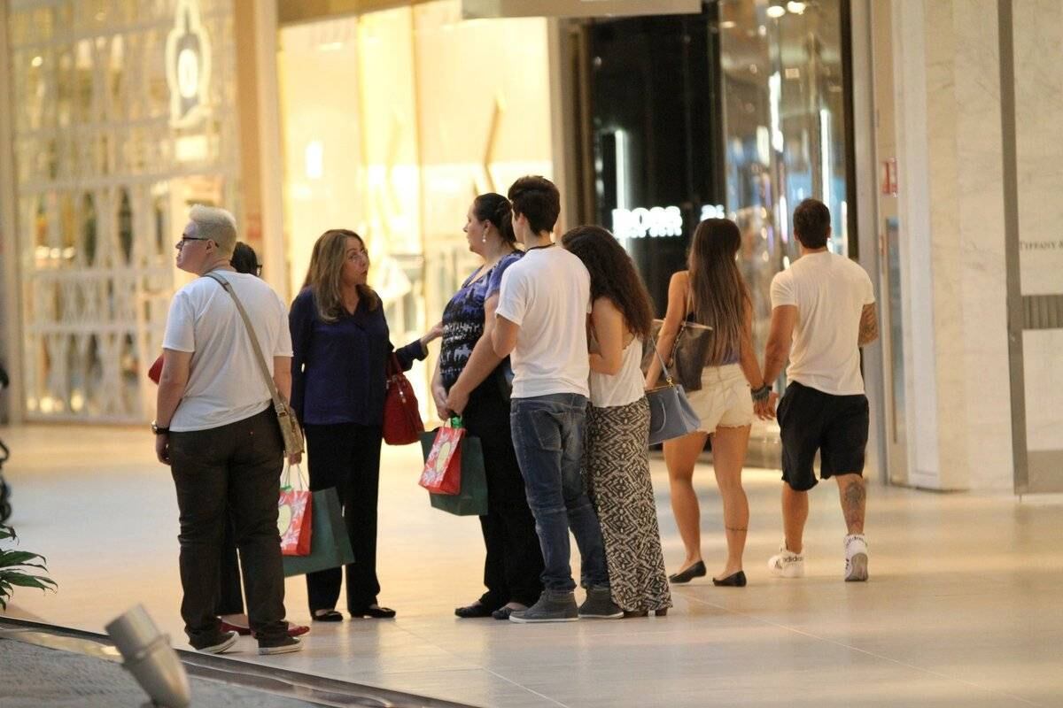 Lívian Aragão passeia pelo shopping com o namorado