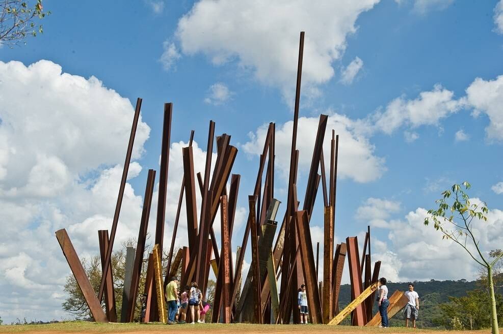 Uma das obras famosas do instituto é a "Beam Drop", de Chris Burden. Ela é a recriação de uma obra realizada originalmente em 1984 no Art Park e cada uma das vigas seria como se fosse o corpo do autor caindo e batendo contra a terra, algo que remete à sua posição histórica como pioneiro da body art [arte do corpo]. Ela está exposta no local desde 2008.