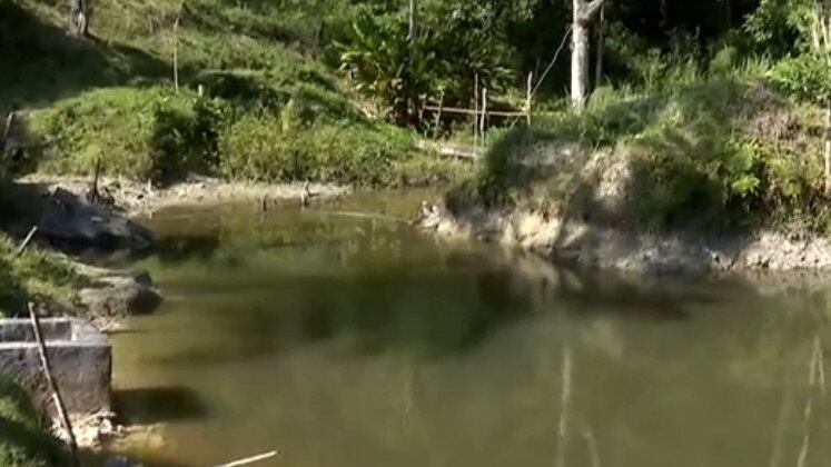 Ele pretende esvaziar o lago que fica ao redor do sítio onde a mãe morava. Cães farejadores especializados em encontrar cadáveres apontaram que pode haver algo escondido no local