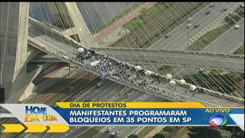 Manifestantes ocupam Ponte Estaiada e se deslocam sentido Castello Branco