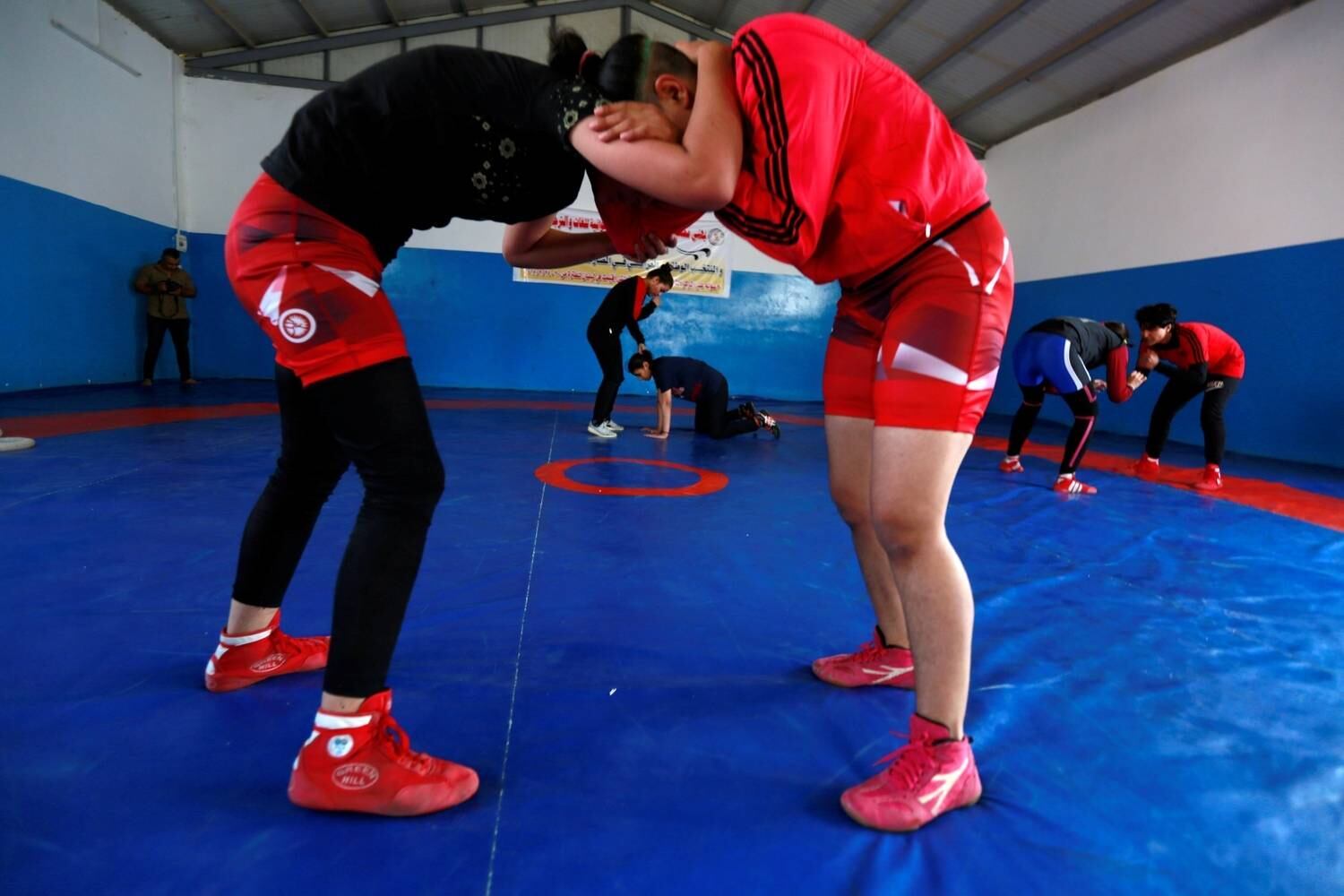 As garotas foram recrutadas em 2016 pela treinadora Nehaya Dhaher, 52. A técnica, por sua vez, foi procurada pela Federação Iraquiana de luta greco-romana, que já conhecia seu trabalho como professora de educação física. A federação financia o projeto desde o início, mas com os bons resultados, o valor deve aumentar