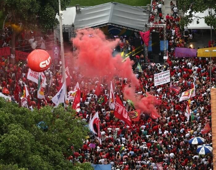 Por volta das 18h40, o cantor Geraldo Azevedo se apresentava no ato em apoio à democracia