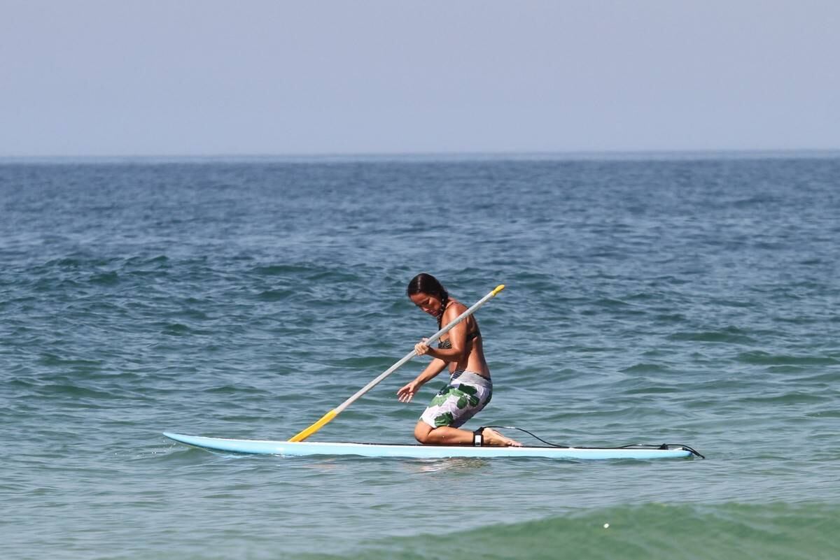 Bruno Gagliasso e Ricardo Pereira praticam stand up paddle na praia da Barra da Tijuca, no Rio