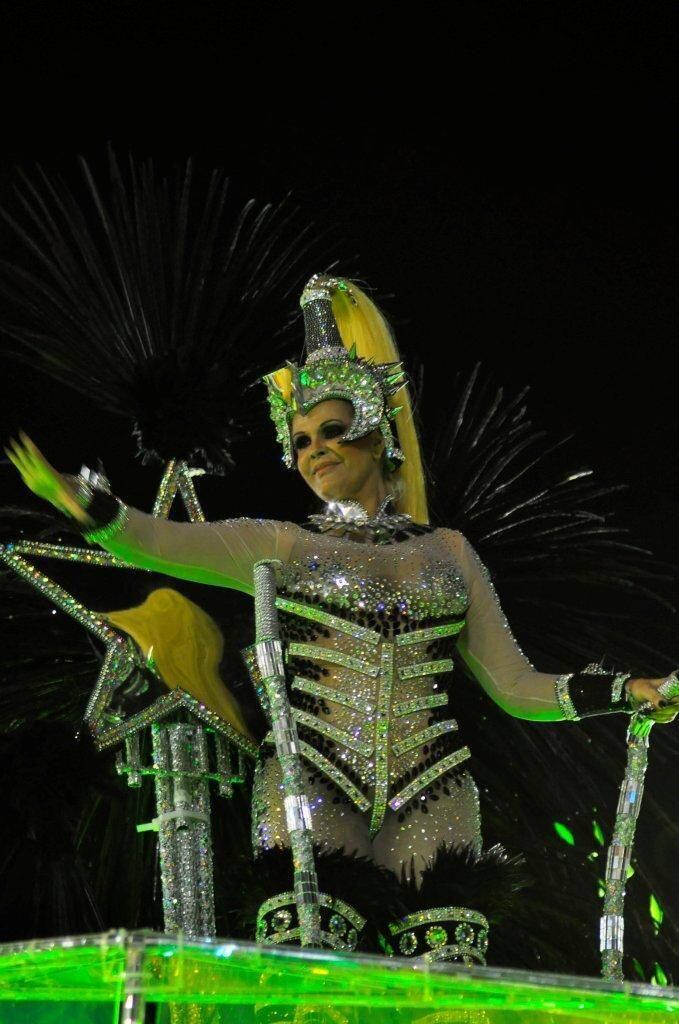 Ela usou uma fantasia semelhante à que vestiu em 85, quando estreou como rainha da Mocidade, em uma época em que não era comum estrelas da mídia ocuparem este posto