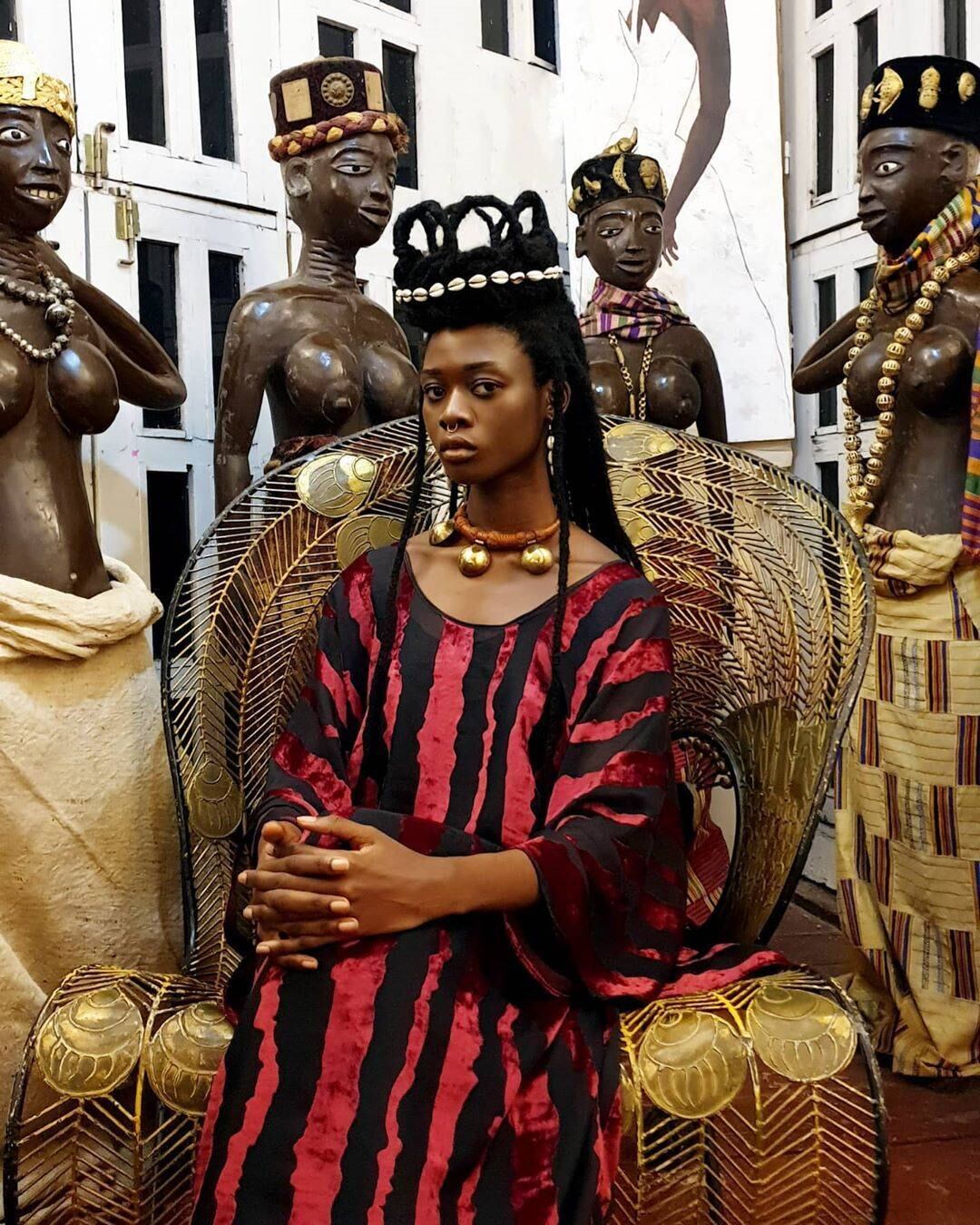 "Uma rainha africana com sua coroa", escreveu a artista em uma publicação 
