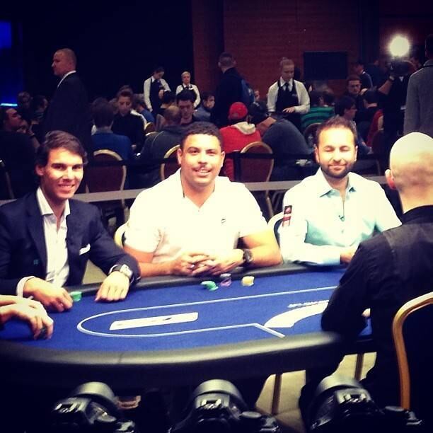 Antes do evento, a namorada de Ronaldo, Paula Morais, havia postado uma foto do amado ao lado de Nadal na mesa.

— Briga de cachorro grande. Nadal, meu amor e o número 1 no poker !!