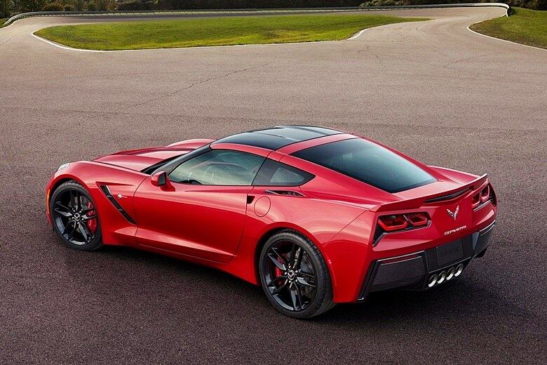 A sétima geração do Chevrolet Corvette pode desagradar aos mais puristas por causa de sua ousadia, em especial na porção traseira. Com lanternas retilíneas (e não redondas, como acontecia há 60 anos) e escapamentos quádruplos, o Corvette C7 é a geração mais diferente de toda a história do esportivo

Saiba tudo sobre carros! Acesse www.r7.com/carros